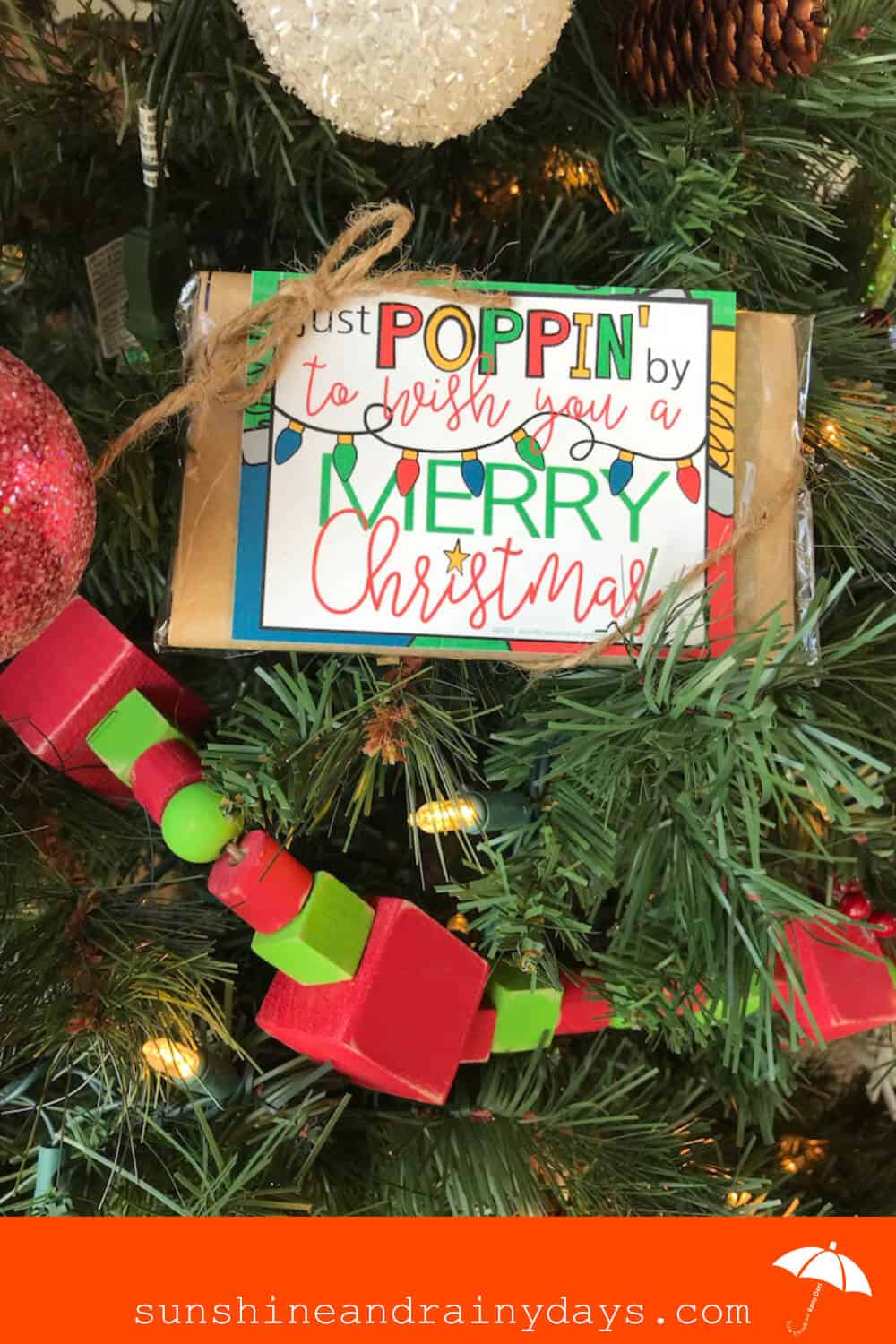 Do you need a super easy and inexpensive gift idea? How about microwave popcorn with a Just Poppin' By To Wish You A Merry Christmas! This gift is super simple to put together and the cost is so little, you'll wonder why you didn't think of it sooner! Just Poppin By Printable | Just Poppin By To Say Merry Christmas | #ChristmasPrintables #Popcorn #SARD